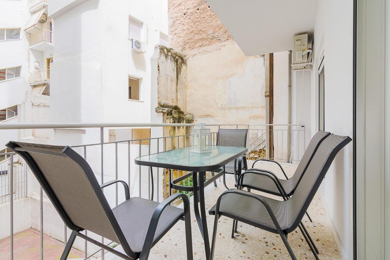 A Modern 2-Bedroom Apartment Near Areios Pagos アテネ エクステリア 写真