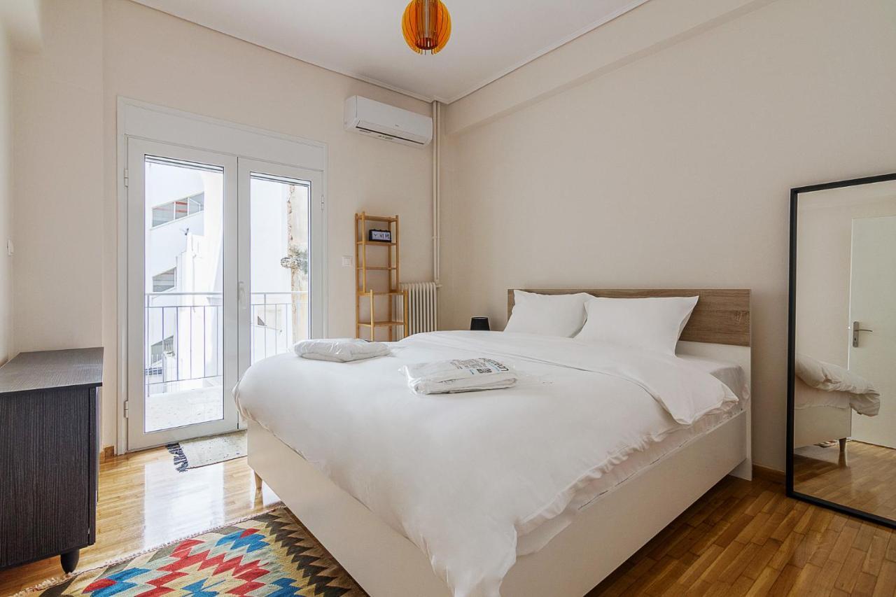 A Modern 2-Bedroom Apartment Near Areios Pagos アテネ エクステリア 写真