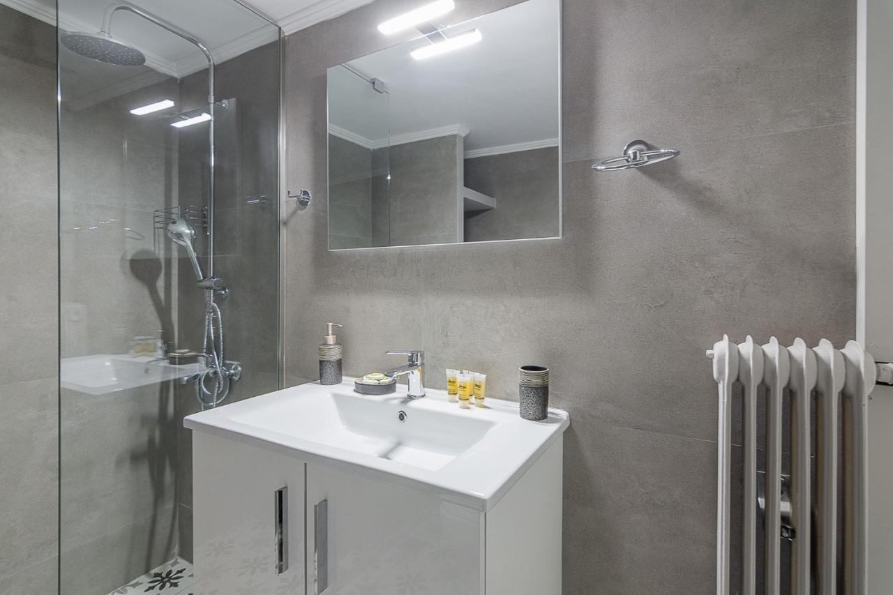 A Modern 2-Bedroom Apartment Near Areios Pagos アテネ エクステリア 写真